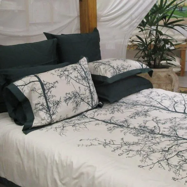 Magnificent Quilt Set in Emerald/White Silhouette